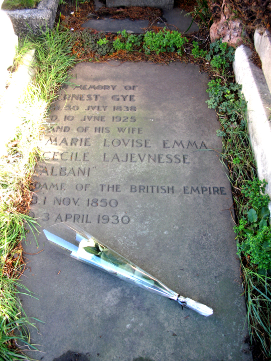 Tombe d'Emma Lajeunesse Albani et de son époux Ernest Gye au cimetière de Brompton, à Londres. Elle est décédée en avril 1930