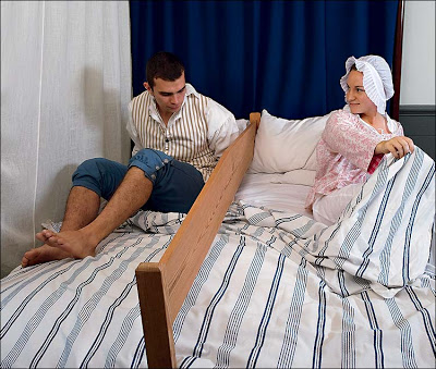 Tradition du bundling, en Angleterre, où on séparait par une planche deux fiancés dormant dans le même lit