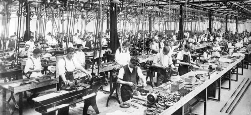 Photo d'une usine de l'époque victorienne, avec de nombreux ouvriers. C'était le développement de l'ère industrielle.