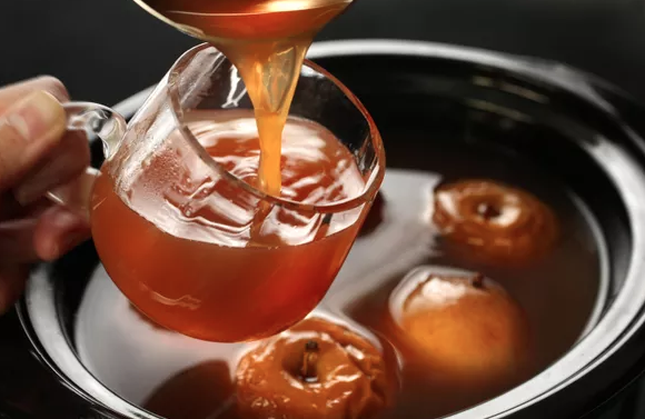 Le wassail est une boisson traditionnelle anglaise. C'est un ponch de cidre chaud, avec des pommes et des épices