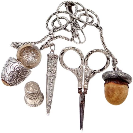 Exemple de châtelaine, un ensemble de petits outils qu'on accrochait à la ceinture à l'époque victorienne, au XIXème siècle