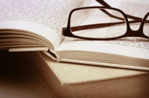 Photo de livre avec lunettes